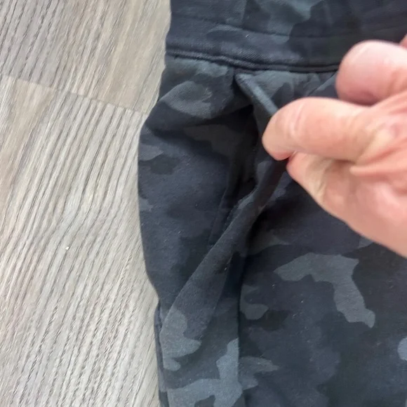 Lululemon Scuba Heritage black/gray Camo Sweatpants/Joggers - Picture 8 of 12